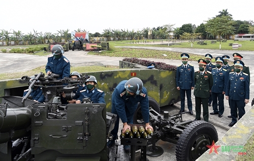 Thượng tướng Nguyễn Tân Cương kiểm tra sẵn sàng chiến đấu tại Trung đoàn Pháo phòng không 280